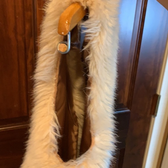 Beautiful SANDRO cream colored faux fur vest - Picture 8 of 16